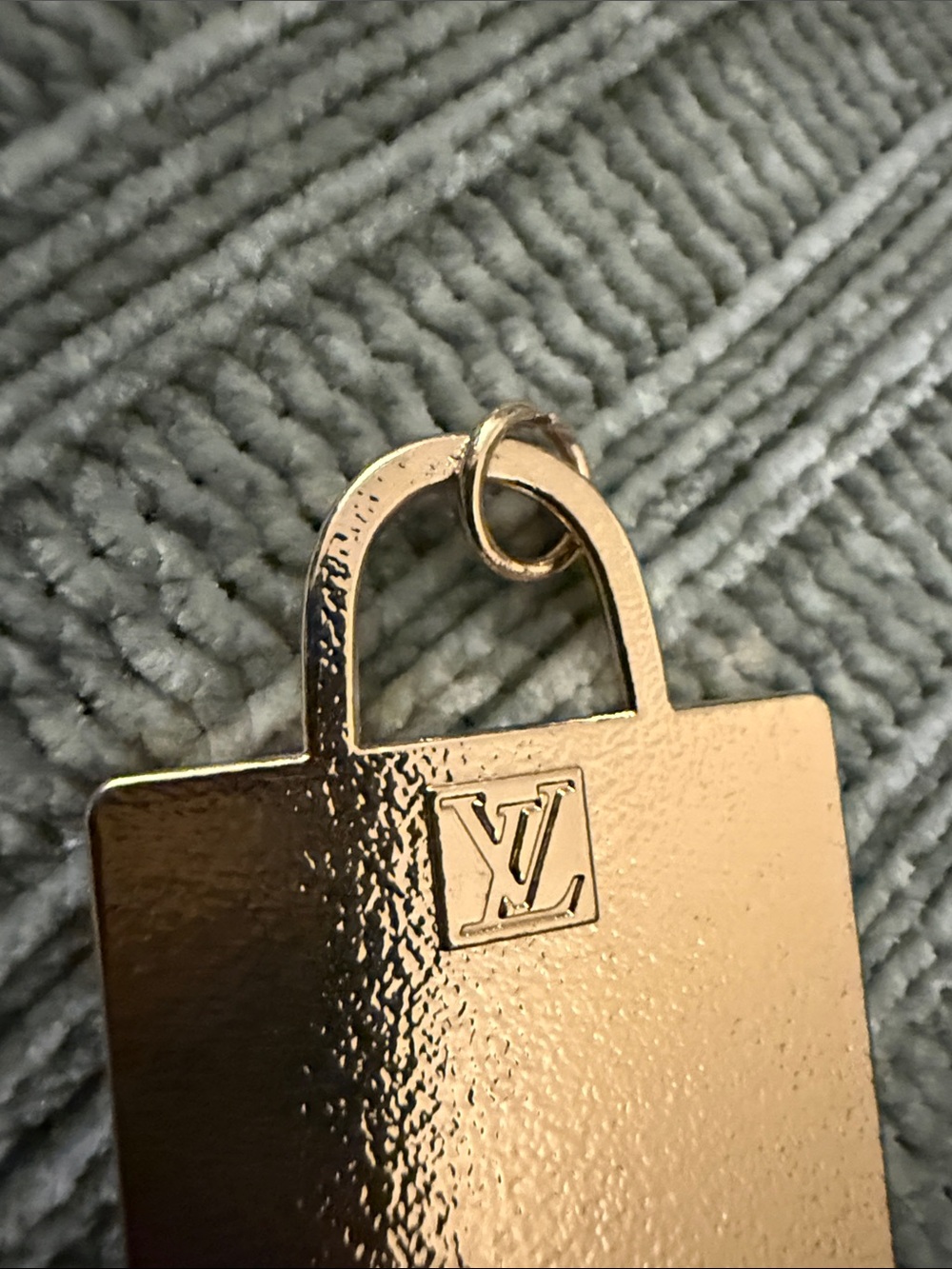 Gold Padlock Key Charm - Luxury Bag Accessory - Picture 3 of 5